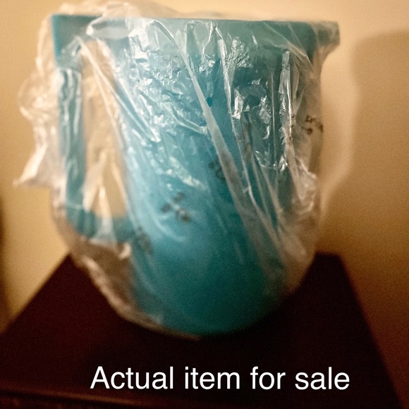 Tupperware Classic Sheer Pitcher - 1 Gallon - Picture 5 of 5